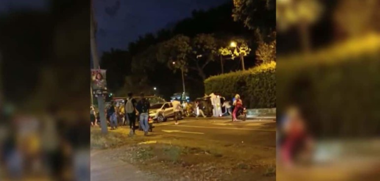 Video: Fuerte accidente de tránsito involucró 3 carros y una moto en Cali
