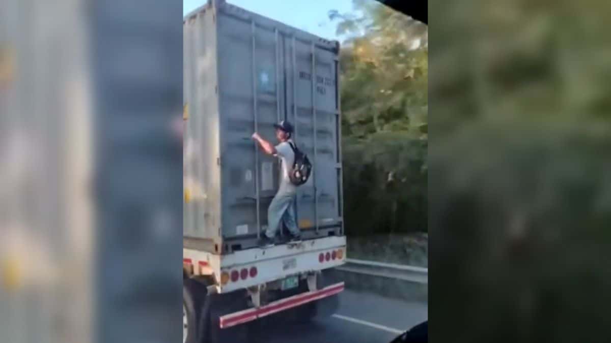 Video: Hombre colgado de camión se pasó de la parada y tuvo que pedir ayuda