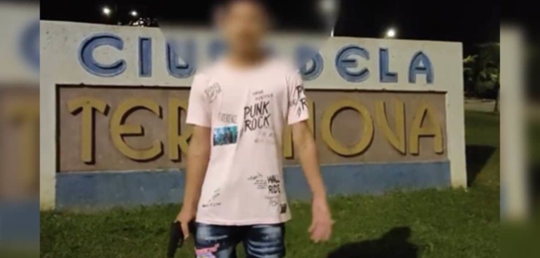 Video: Joven con pistola en mano amenaza a los habitantes de Terranova, Jamundí