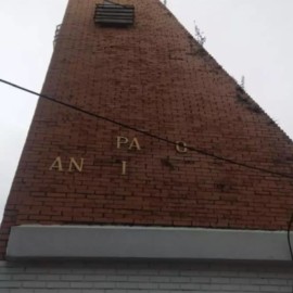 ¿A dónde llega la delincuencia? escalan muros de parroquia para robar letras de bronce