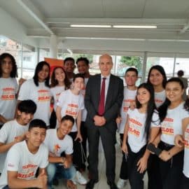 ¡A un partido de fútbol! Embajador de Francia en Colombia visitó Siloé
