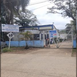 Alumnos en Jamundí reciben clase en un parque por riesgos en su colegio