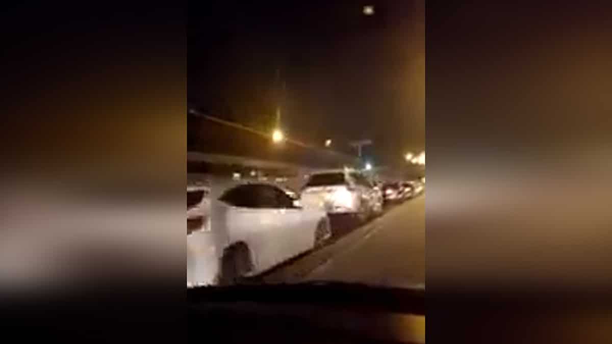 Motociclistas de caravana fúnebre detuvieron el tráfico y generaron un choque