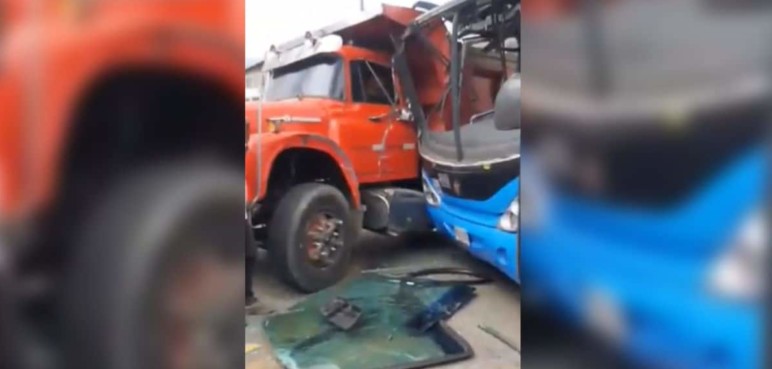 Choque entre una volqueta y un bus del MÍO ocasionó fuerte congestión vehicular