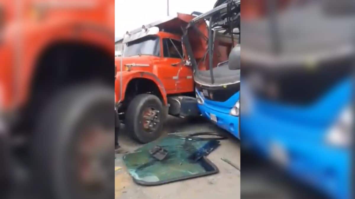 Choque entre una volqueta y un bus del MÍO ocasionó fuerte congestión vehicular