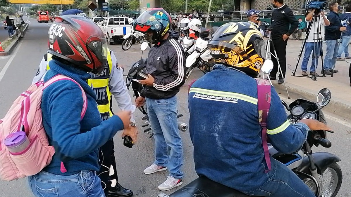 Video: Sur de Cali bloqueado por presencia de encapuchados en Univalle