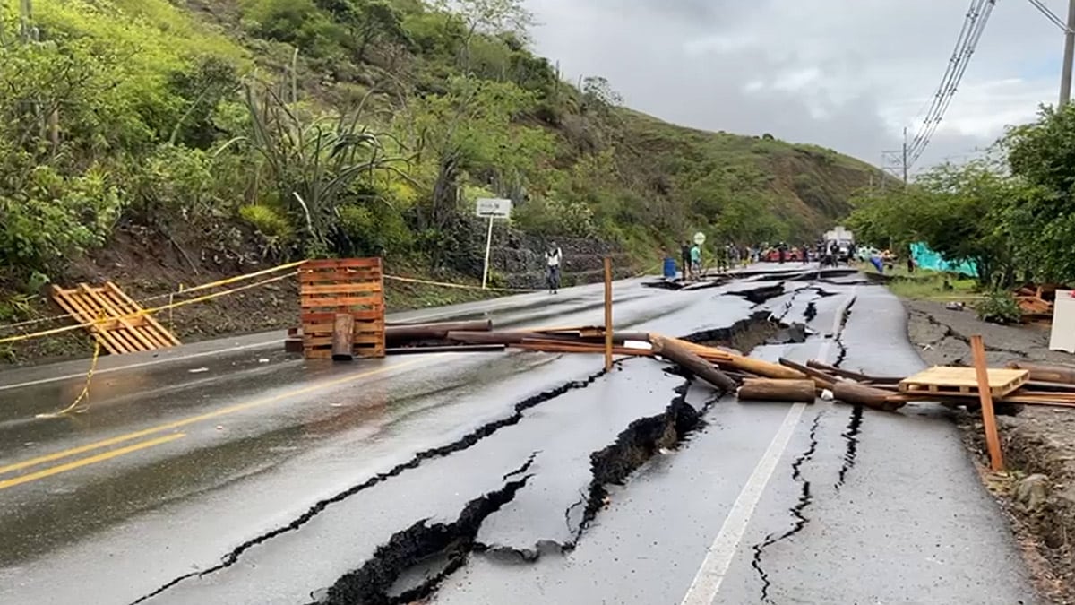 Entregan maquinaria para atención de emergencias por lluvias en Valle
