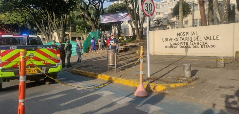 Hombre fue atacado a tiros en la entrada del Hospital Universitario