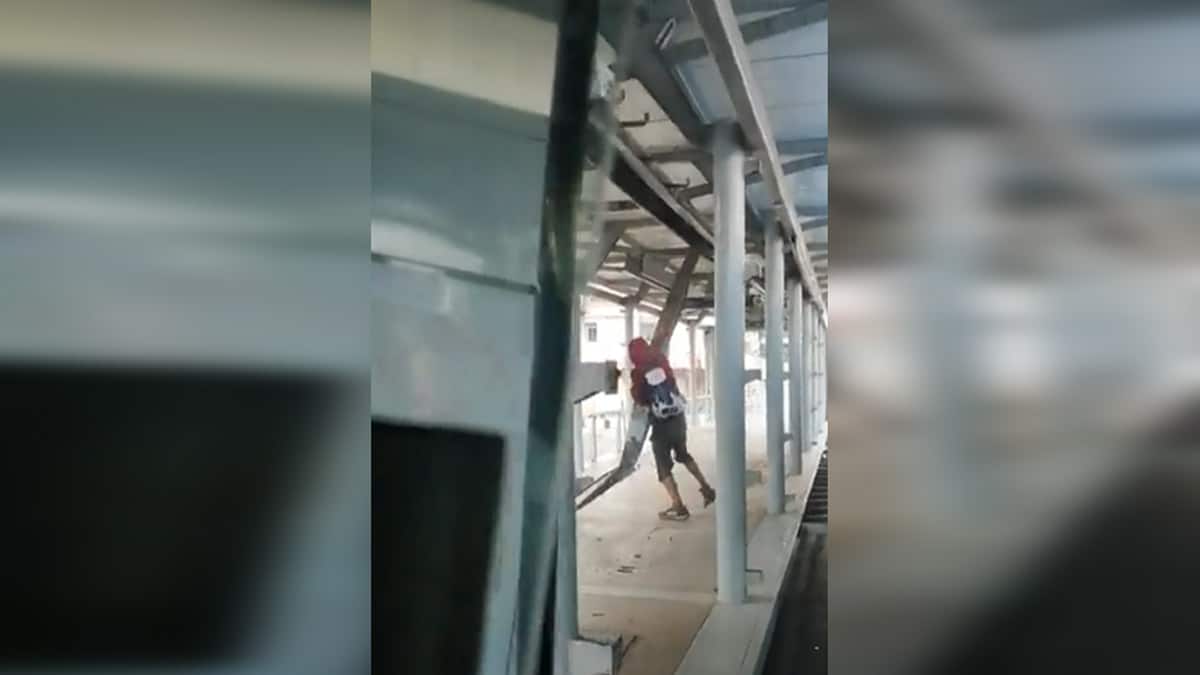 Indignación por video de hombre robando estructura de estación del MÍO