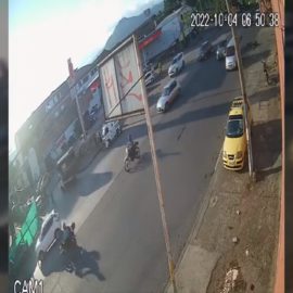 ¡Indignante! Motociclista y peatón son arrollados y nadie se detiene a ayudarlos
