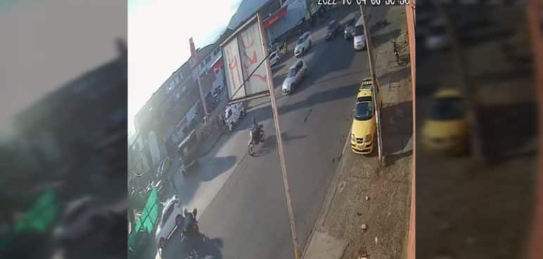 ¡Indignante! Motociclista y peatón son arrollados y nadie se detiene a ayudarlos