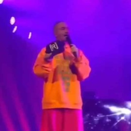J Balvin recibió una gorra de Residente en pleno concierto ¿Cuál fue su reacción?