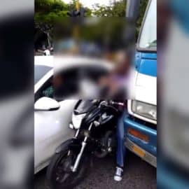 ¡No paran las imprudencias! Motociclista quedó atrapado en medio de dos vehículos