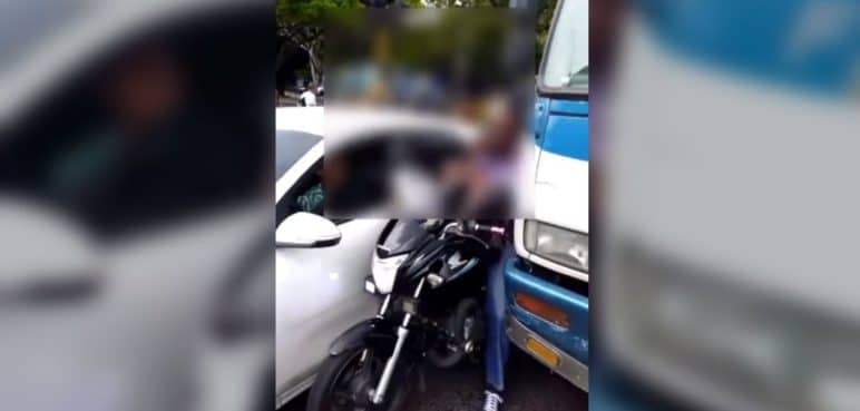 ¡No paran las imprudencias! Motociclista quedó atrapado en medio de dos vehículos