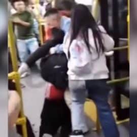Revelan video del momento del asesinato de un joven que pisó a otro en bus