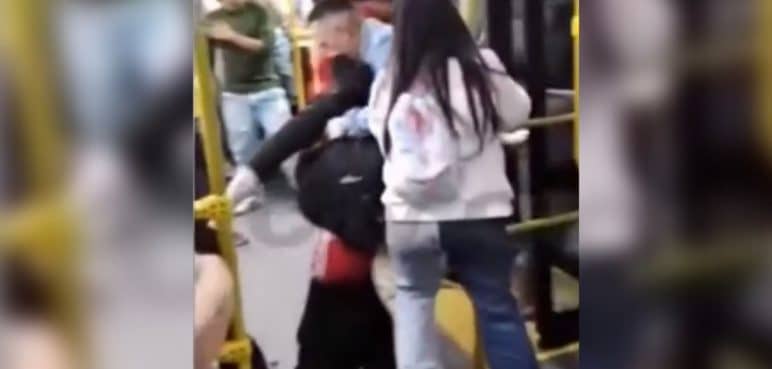 Revelan video del momento del asesinato de un joven que pisó a otro en bus