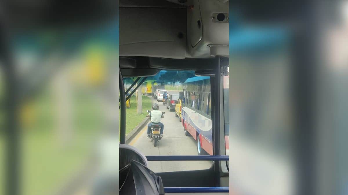 Video: Adulto mayor abordó un MÍO sin pagar su pasaje y el conductor lo bajó