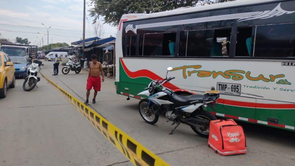 Un motociclista falleció tras estrellarse contra un bus de servicio público en Cali