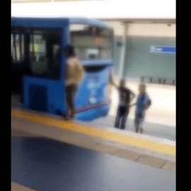 Video: jóvenes querían seguir colgados de bus del MÍO luego de entrar a una estación