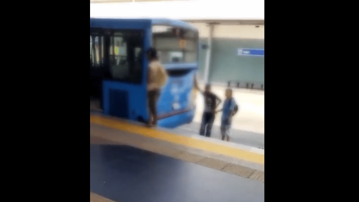 Video: jóvenes querían seguir colgados de bus del MÍO luego de entrar a una estación