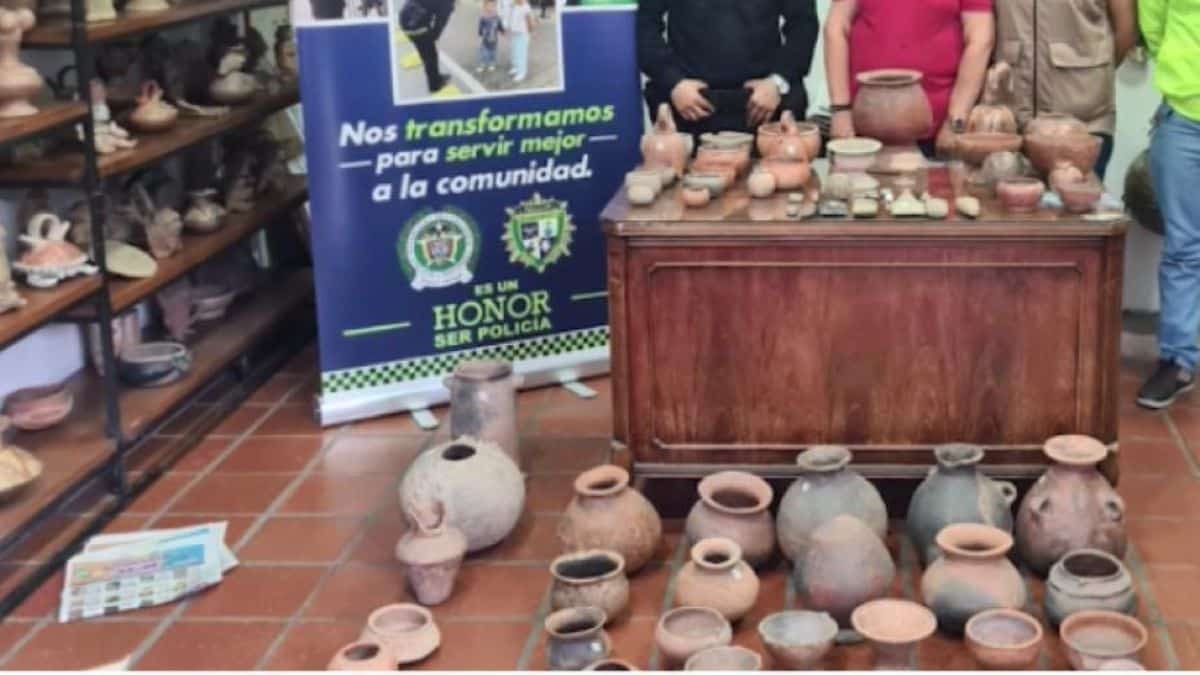 Carro perdió el control y chocó contra un local dentro de un centro comercial