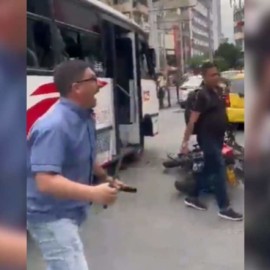 ¡Con machete en mano! Conductor de bus se enfrentó a un motociclista