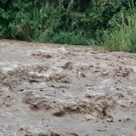 Continúa la búsqueda de un estudiante que fue arrastrado por una creciente