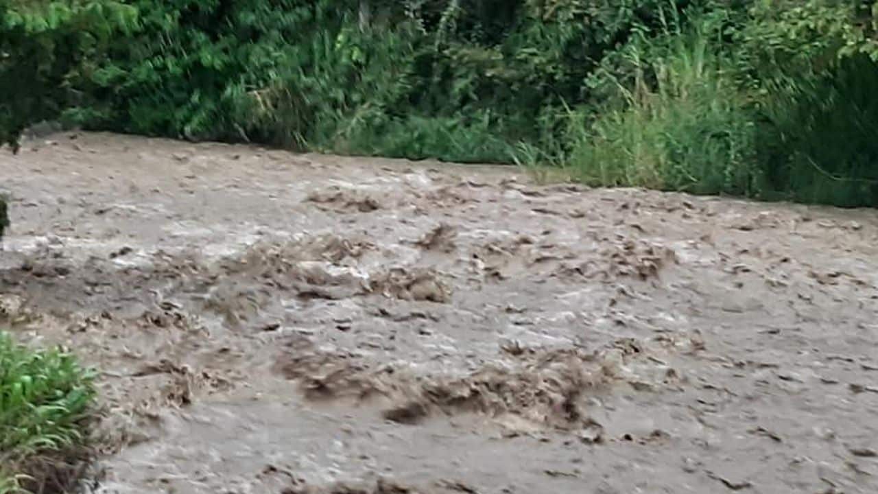 Continúa la búsqueda de un estudiante que fue arrastrado por una creciente