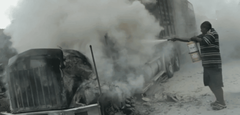 Dos vehículos fueron incendiados por hombres armados en la vía Pasto - Tumaco