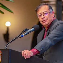 "De nada sirve crecer un 10% o 15% si su canasta familiar aumenta": Petro sobre salario mínimo