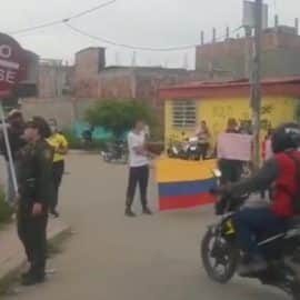Habitantes del Poblado Campestre bloquean la vía Cali - Candelaria