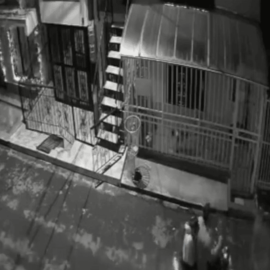 ¡Increíble! Hombres en moto atacan con pólvora a un perro