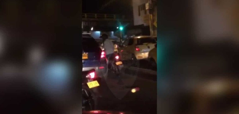 Ladrones cierran la vía y roban a un vehículo al sur de Cali