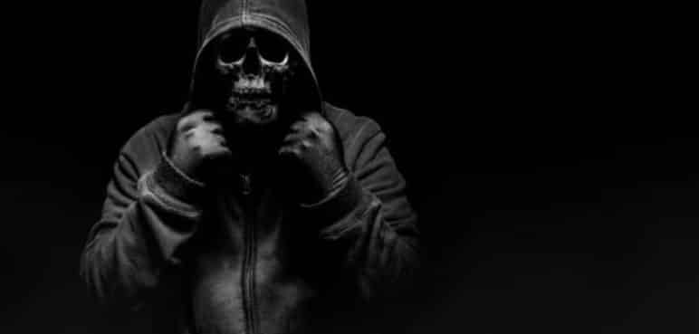 Un hombre con una máscara de calavera mató a una mujer delante de dos niños