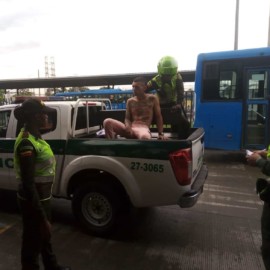 ¡No para la intolerancia! Dos hombres se pelearon a cuchillo en una estación del MÍO
