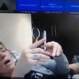 Suspenden a jueza por tres meses tras aparecer fumando en una audiencia