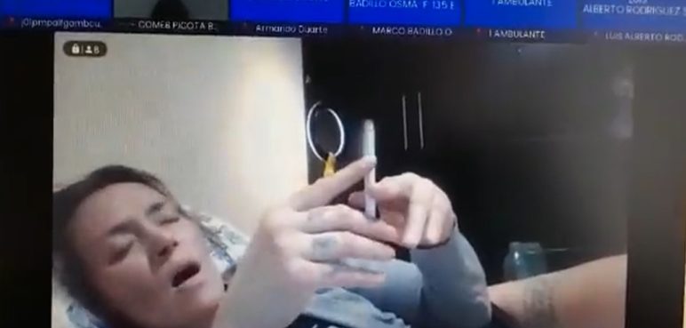 Suspenden a jueza por tres meses tras aparecer fumando en una audiencia
