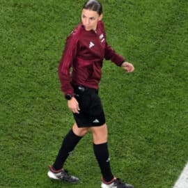 Esta es la primera árbitra en dirigir un partido en Mundial de Fútbol masculino