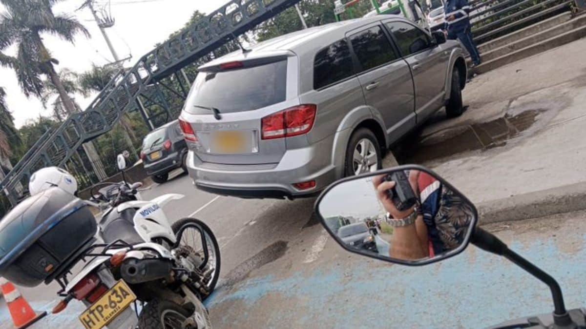 Vehículo con panales de huevos chocó con un poste y lo tumbó en la Autopista Sur