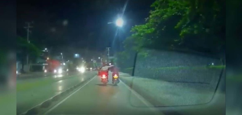 Video: Mujer atropelló a ladrón que le arrebató su celular en vía pública