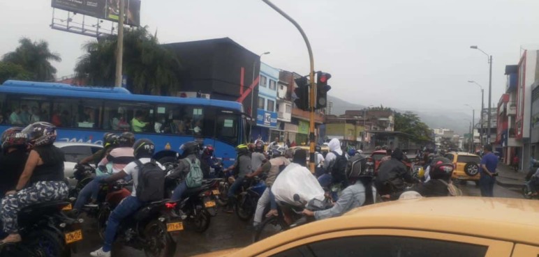 Video: Trabajadores del MÍO bloquean vías debido a falta de pago