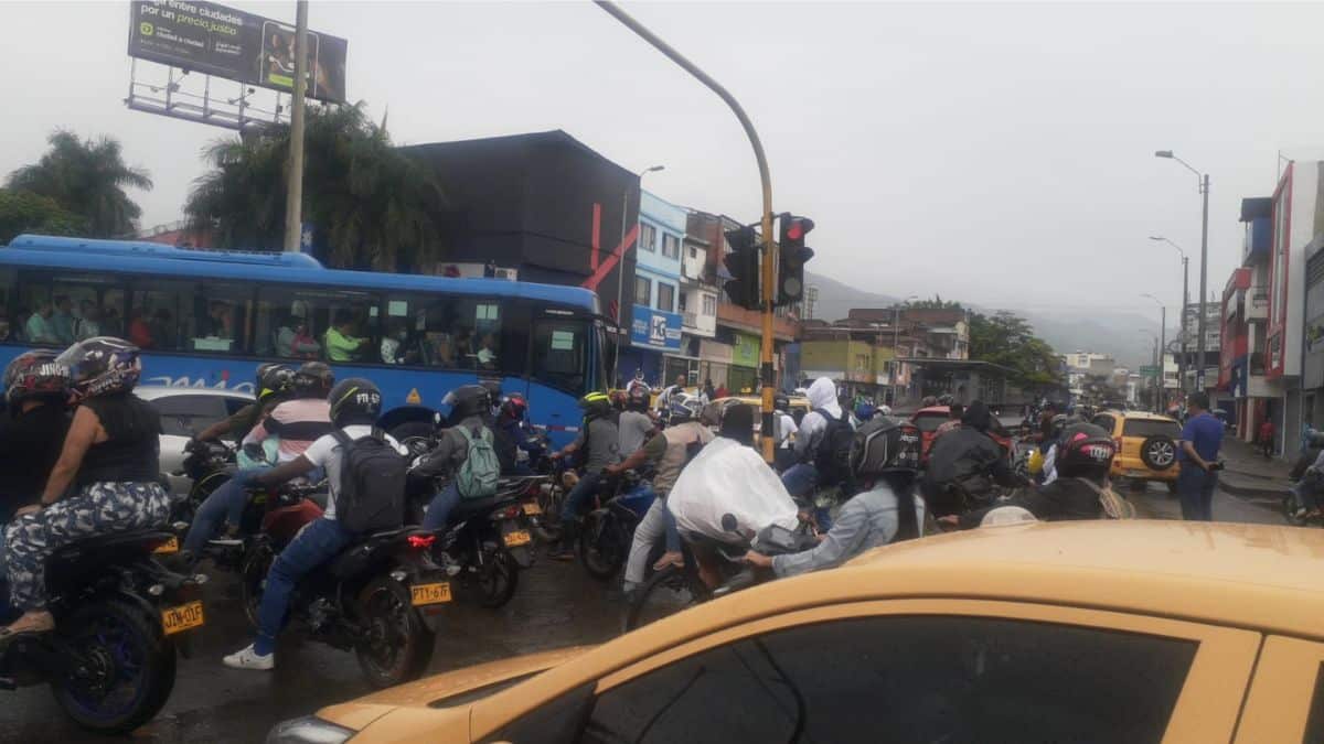 Video: Trabajadores del MÍO bloquean vías debido a falta de pago