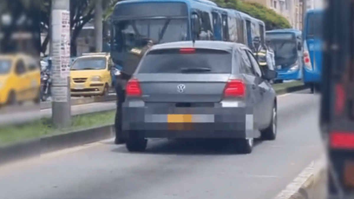"¿Me lleva algo más?": Motociclista estaría llevando un 'trasteo' en Cali