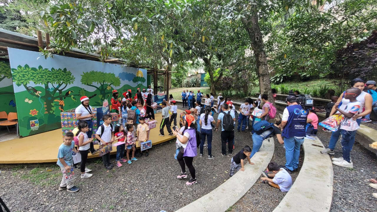 asi-se-vivio-la-entrega-de-regalos-en-el-zoologico-de-cali-23-12-2022