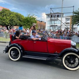 ¡A esta hora se lleva a cabo el desfile de autos clásicos y antiguos!