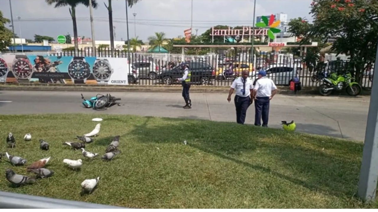 Un carro perdió el control y terminó en un canal de aguas lluvias de Cali
