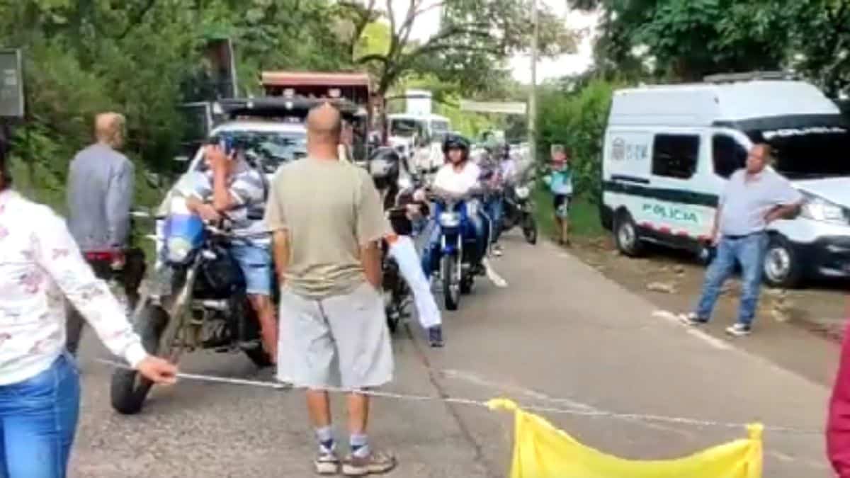 Bloquean vía a Cristo Rey: Habitantes exigen el mantenimiento de las vías