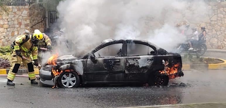 Bomberos atendieron un fuerte incendio vehicular en el oeste de Cali