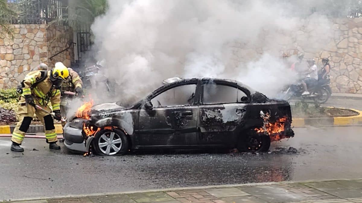 Bomberos atendieron un fuerte incendio vehicular en el oeste de Cali
