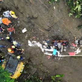 Bus con 26 pasajeros terminó supultado por un derrumbe en Risaralda